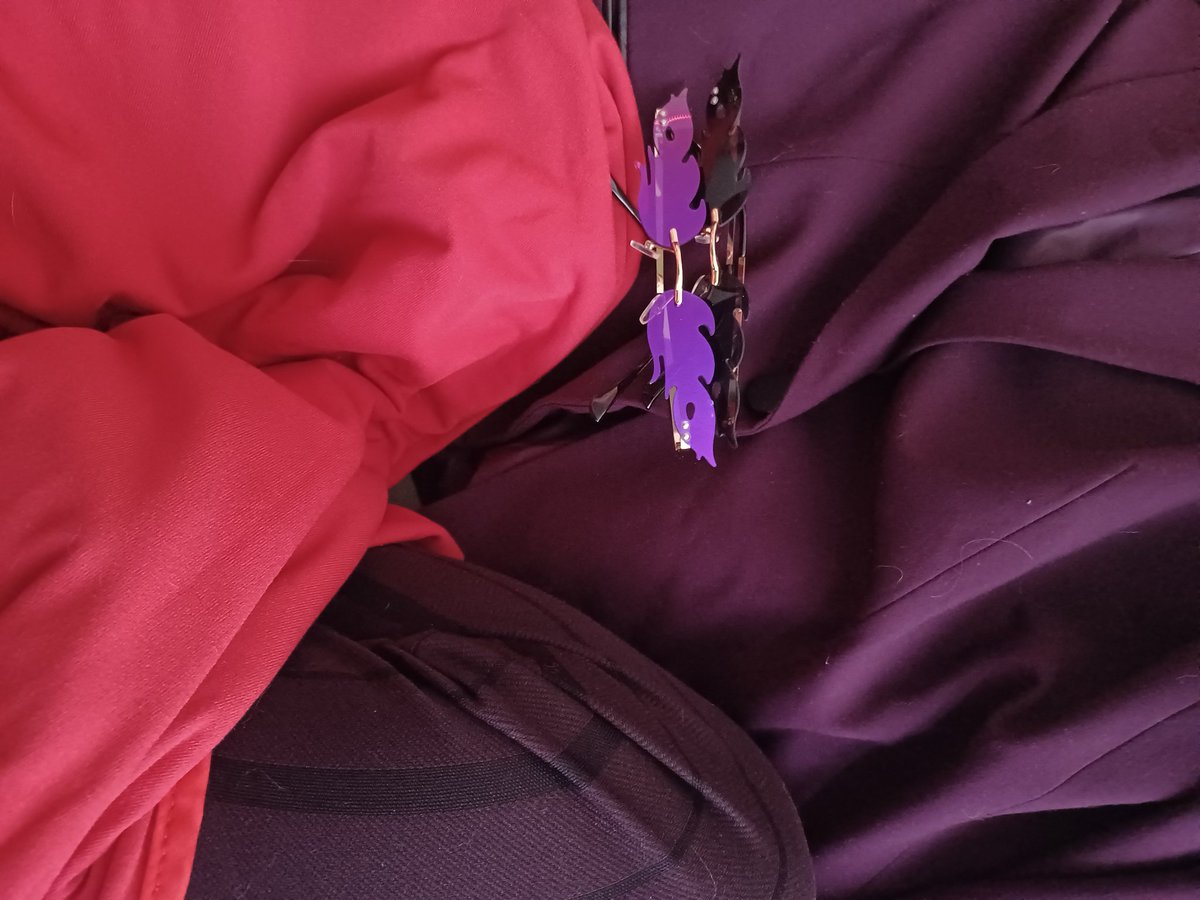 birbs_mic's tweet photo. Three guesses on who im cosplaying.... ❤💜🖤 #epitheterased https://t.co/7OcocOSl7J