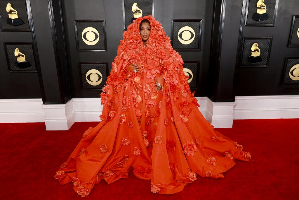 CatFoodBreath's tweet photo. Who wore it better?  #GRAMMYs  #fashion #redcarpet https://t.co/5GRTgvH2r4