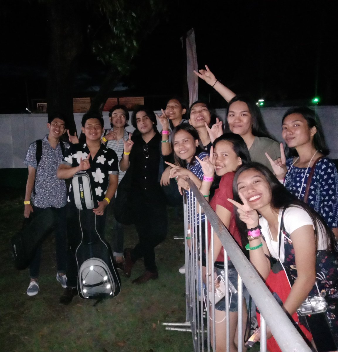 floweeerism's tweet photo. Who can tell how much we love spending Malofest with @thewallblossoms🤘🌸💗
Nobody's gonna know. How would they know?🤭

Thank you @Malofest for having TWB for the 3rd time. Miss na miss kasi namin sila.🫡💗

📸: @alytheaaa and flowerfam https://t.co/ia1N2KEhs6