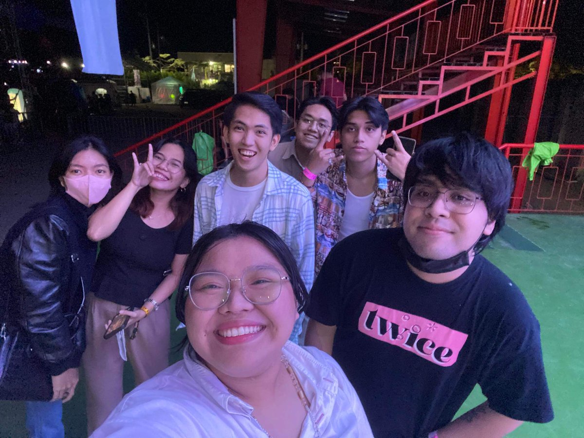 floweeerism's tweet photo. Who can tell how much we love spending Malofest with @thewallblossoms🤘🌸💗
Nobody's gonna know. How would they know?🤭

Thank you @Malofest for having TWB for the 3rd time. Miss na miss kasi namin sila.🫡💗

📸: @alytheaaa and flowerfam https://t.co/ia1N2KEhs6