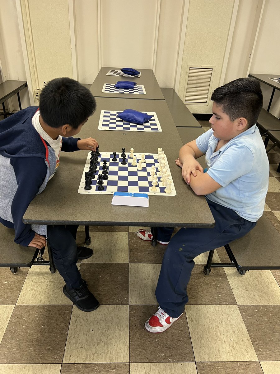 Chess matches at recess! ♟️ ¡Partidos de ajedrez en el recreo! ♟️