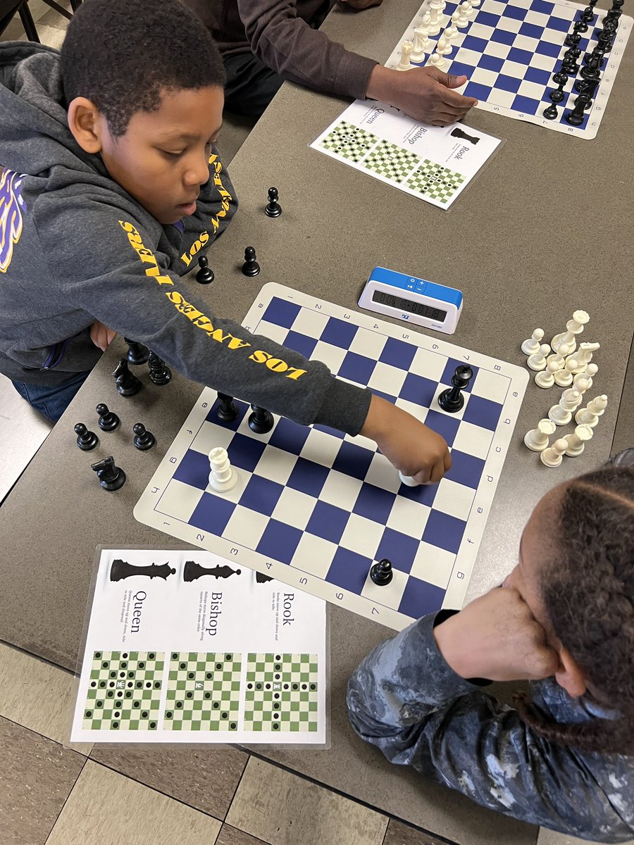 FigDolphins's tweet photo. Chess matches at recess! ♟️ ¡Partidos de ajedrez en el recreo! ♟️ https://t.co/OGPWI48J5m