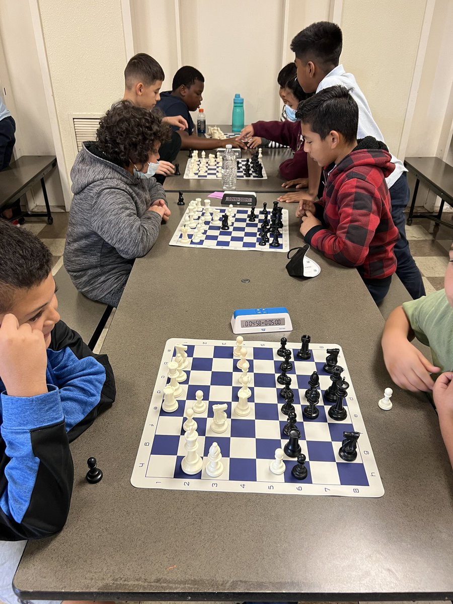 FigDolphins's tweet photo. Chess matches at recess! ♟️ ¡Partidos de ajedrez en el recreo! ♟️ https://t.co/OGPWI48J5m