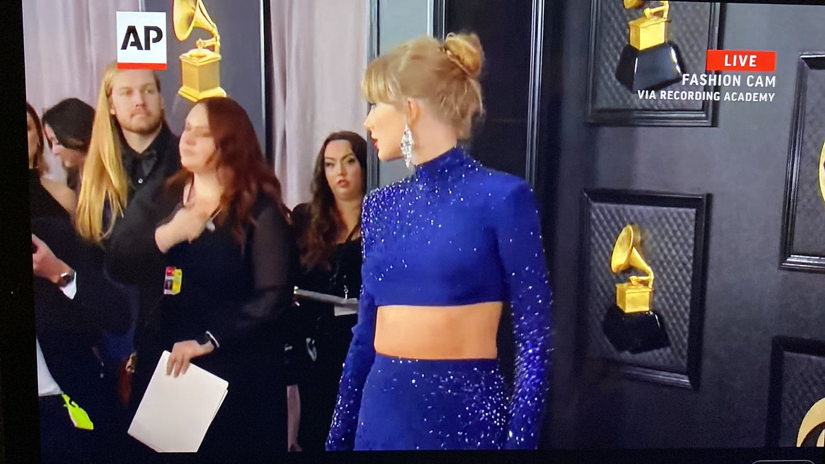 Laki_1992's tweet image. Who remembers @taylorswift13 on #DirectorsOnDirectors? Her dress is giving vibes of her supposedly midnights blue glitter in the Anti-Hero MV 🤷🏻‍♀️ 

#GRAMMYs @taylornation13
