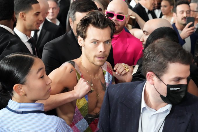 1doficialperu_'s tweet photo. 📸| Más de Harry en la alfombra roja de los #GRAMMYs 
-🦋 https://t.co/xeGolSKWig