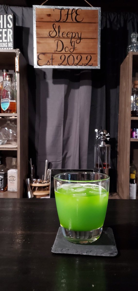 KeepItDownpod's tweet image. @JakeFrost419 sending in his Sunday night sipper "The Green Field" 

How he yearns for a @CleGuardians game.

#Believeland #KeepItDown