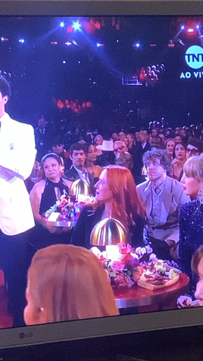 AcessoAnittaR's tweet photo. Cadê a Anitta na mesa? 👀 #GRAMMYs https://t.co/O7XXxXHfPn