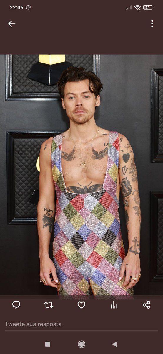 hazzabutterflw's tweet photo. ainda bem que você é um grande gostoso Harry Styles pq mds que roupa feia https://t.co/yrqYq4CVoX