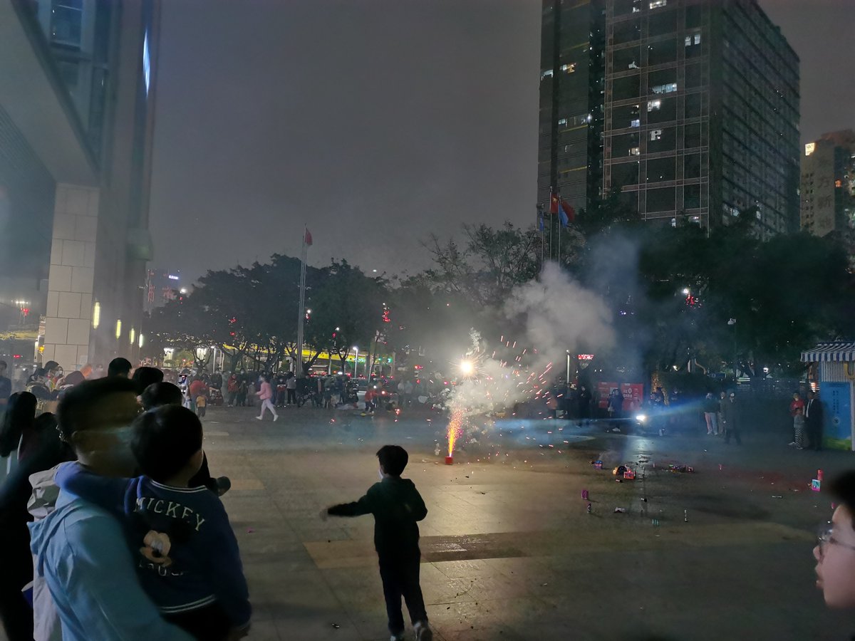yang_yuo's tweet photo. The people and their children are happy for the beautiful fireworks which means the Festival.#shenzhen  #深圳 #SpringFestival  #happyday #Fireworks https://t.co/8cpo1l0Bal
