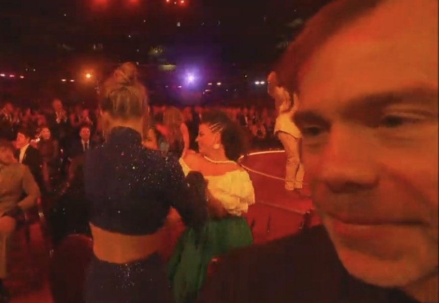 feverdreamliz's tweet image. When the introverted friend is dragged to a party by their extroverted friend