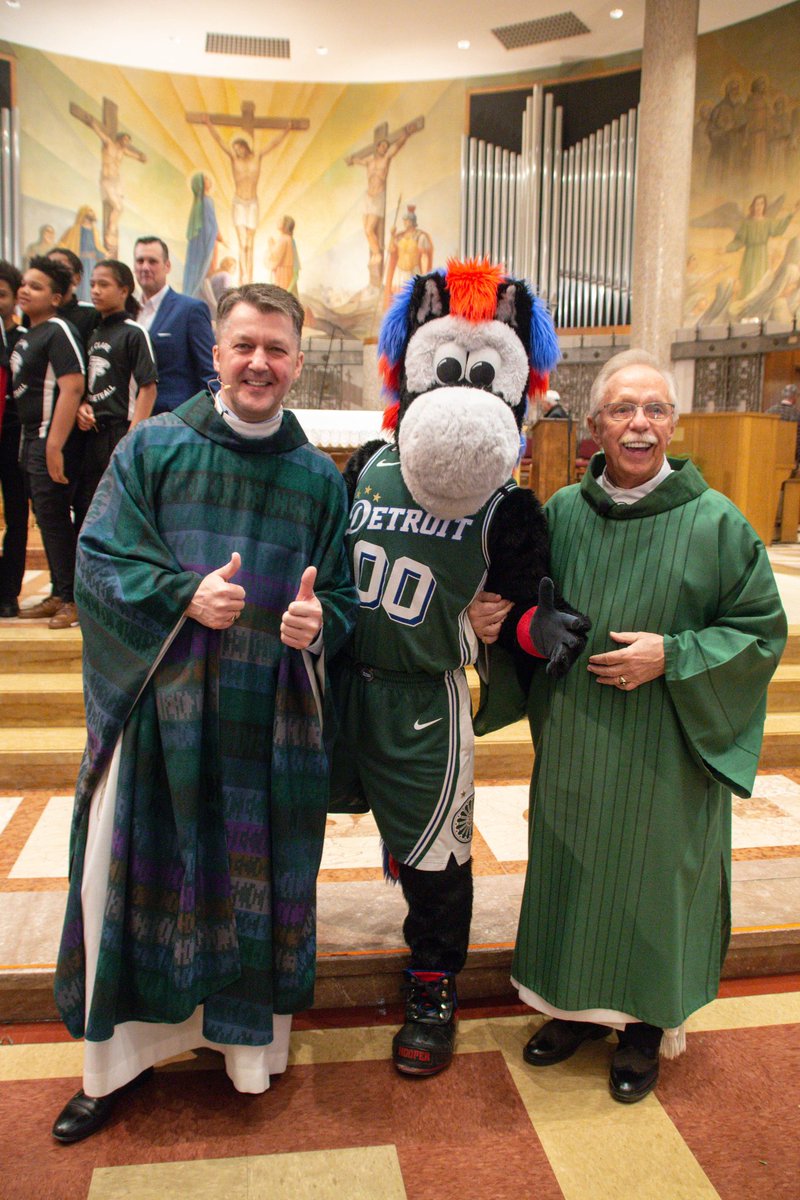 Shubieee's tweet photo. Thank you to Earl Cureton and Neal Ruhl (and Hooper!) for joining us in our Sports Mass celebration this morning with our fabulous St. Clare athletes ! 
@nealruhl @earlthetwirl @stclarem #GoFalcons https://t.co/Y3TAGTwYeZ