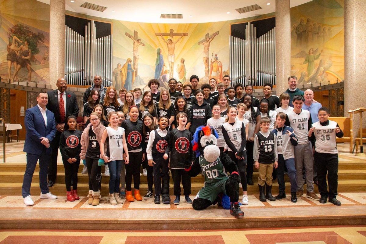 Shubieee's tweet photo. Thank you to Earl Cureton and Neal Ruhl (and Hooper!) for joining us in our Sports Mass celebration this morning with our fabulous St. Clare athletes ! 
@nealruhl @earlthetwirl @stclarem #GoFalcons https://t.co/Y3TAGTwYeZ