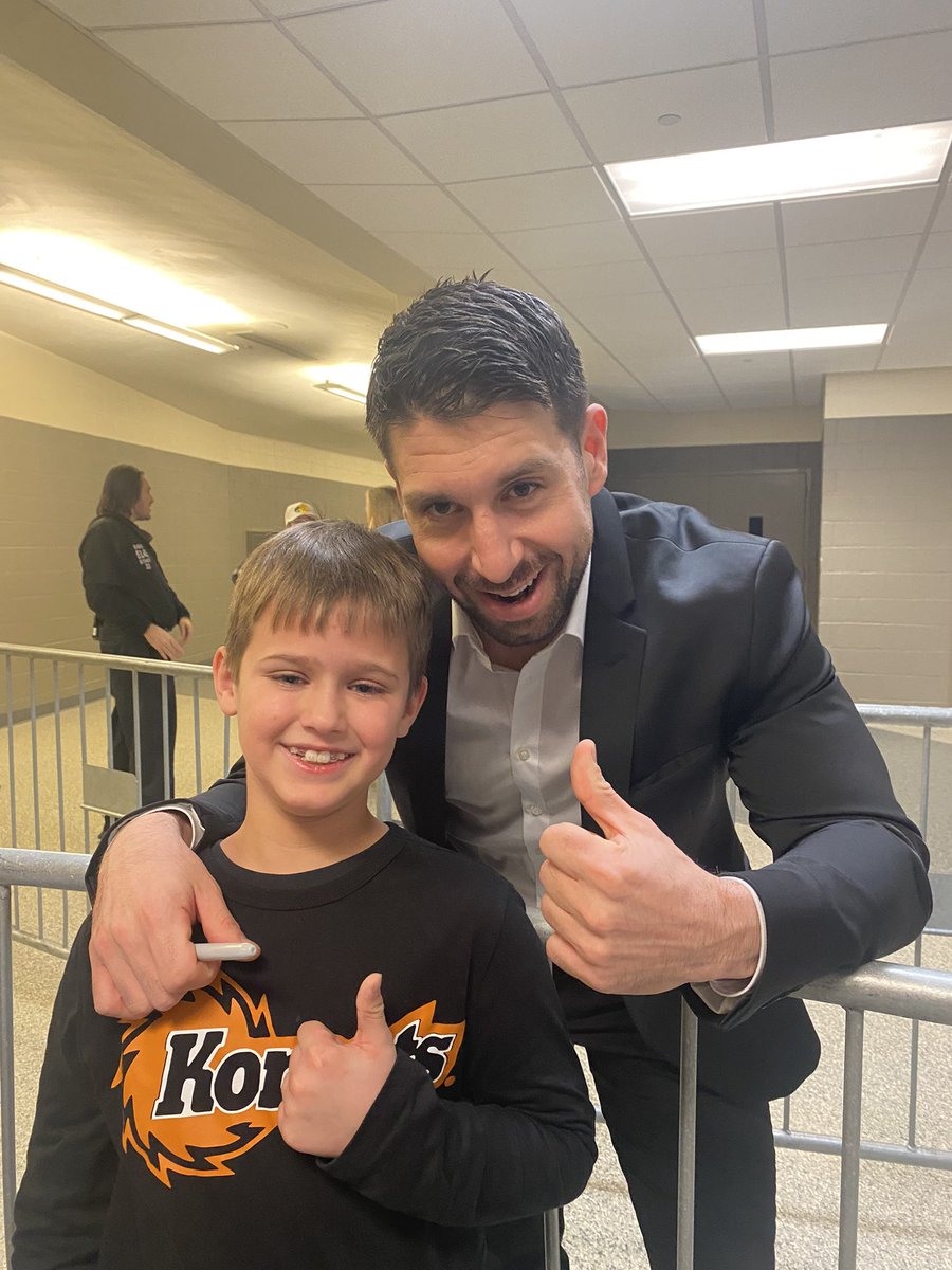 nellieowen519's tweet photo. Tonight, Deacon’s dream came true!!!  
He met his favorite player!
There was a fire Marshall issue and we were being kicked out. This amazing man took time anyways so we could get a photo! 
#letsgokomets #giliati #StefanoGiliati #NUMBER7 #kometshockey https://t.co/nQVE3OY84T