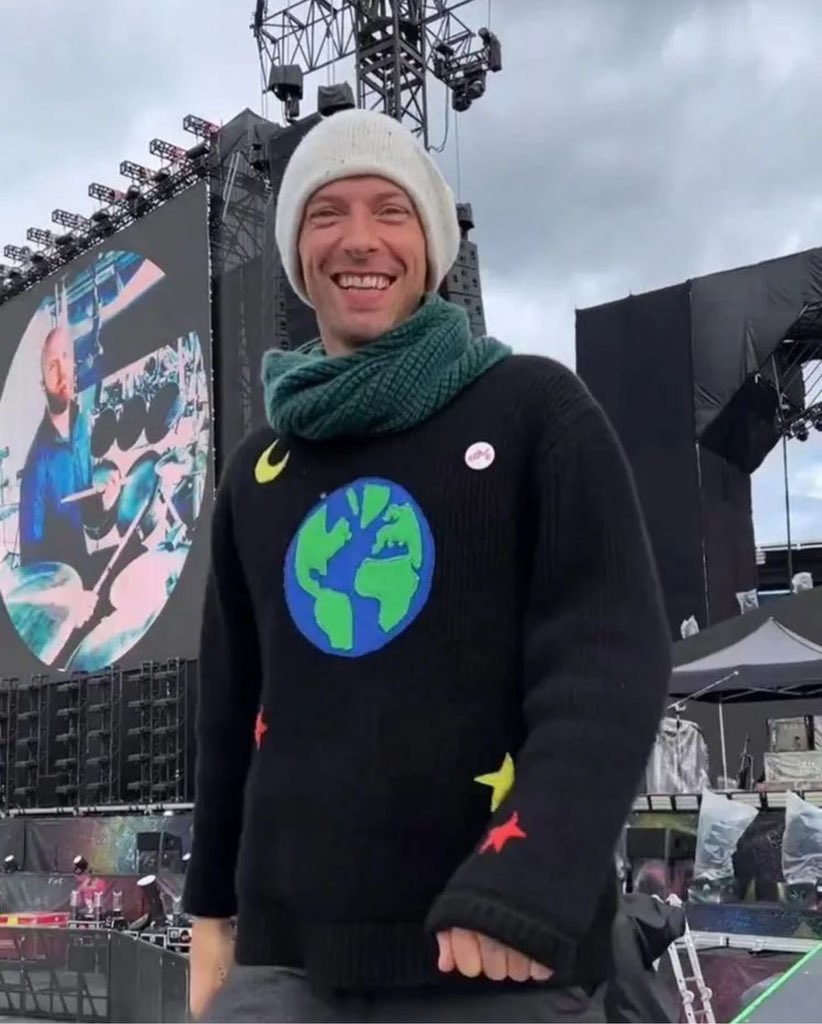 mascoldplay's tweet photo. Chris Martin en la gala de los #GRAMMYs con la ropa del día a día. 😂 https://t.co/Y40HCekGv6