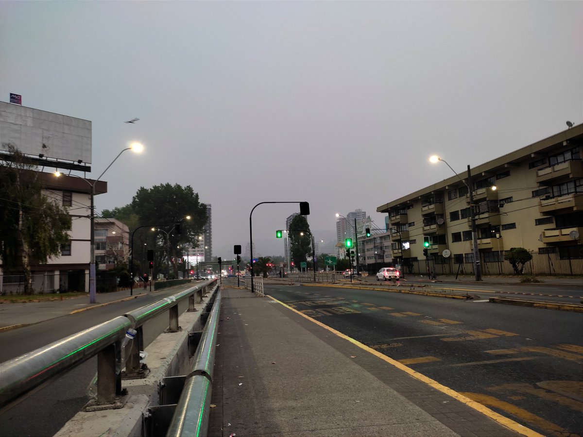 Un sol de color rojo y una densa capa de humo debido a los incendios forestales, protagonizaron el atardecer de este Domingo 05 de Febrero de 2023 en #Concepción —Región del #BioBío—. #RedMeteo #ElTiempoCHV #CNNTiempo