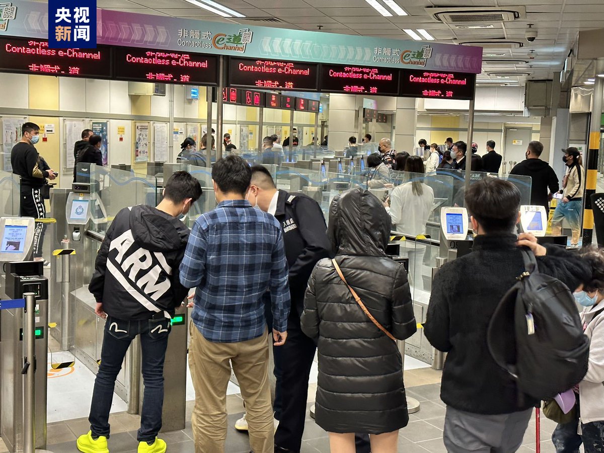 PDChina's tweet photo. The cross-border travel between the mainland and Hong Kong has been fully resumed on Monday, as the quota limits on personnel exchanges were dropped and outbound group tours resumed. https://t.co/T4uGv4q3rS