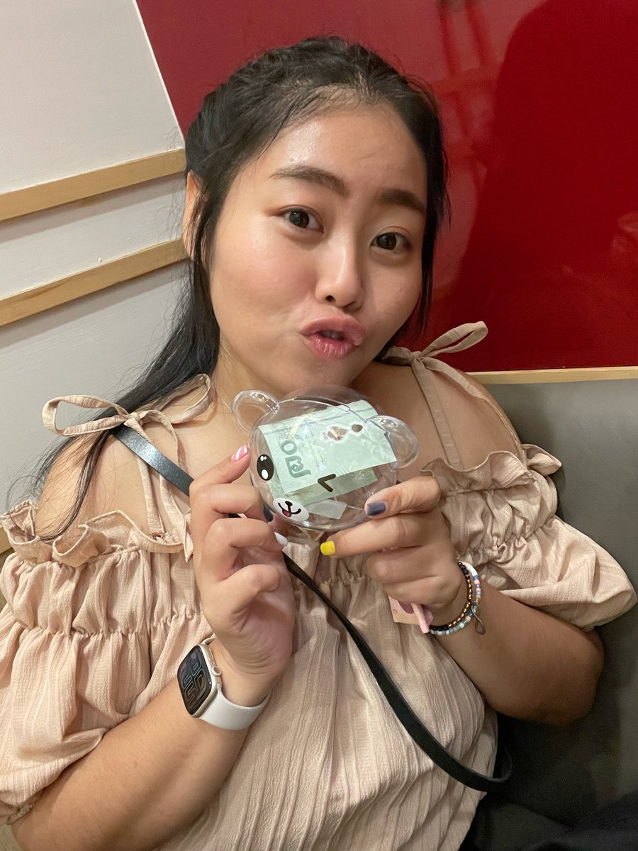 BenSubenjaa's tweet photo. กระปุกออมสินหมีและเงินขวัญถุง 20 บาท จากคุณคอปเตอร์ เราจะเก็บรักษาไว้อย่างดีเลยนะ 😊💙

ปล.กระปุกอะหมี คนถืออะหมู ... เล่นตัวเองเจ็บน้อยสุด 555555
 
#หนุ่มลักยิ้มx2 https://t.co/PfKMwK2RdS