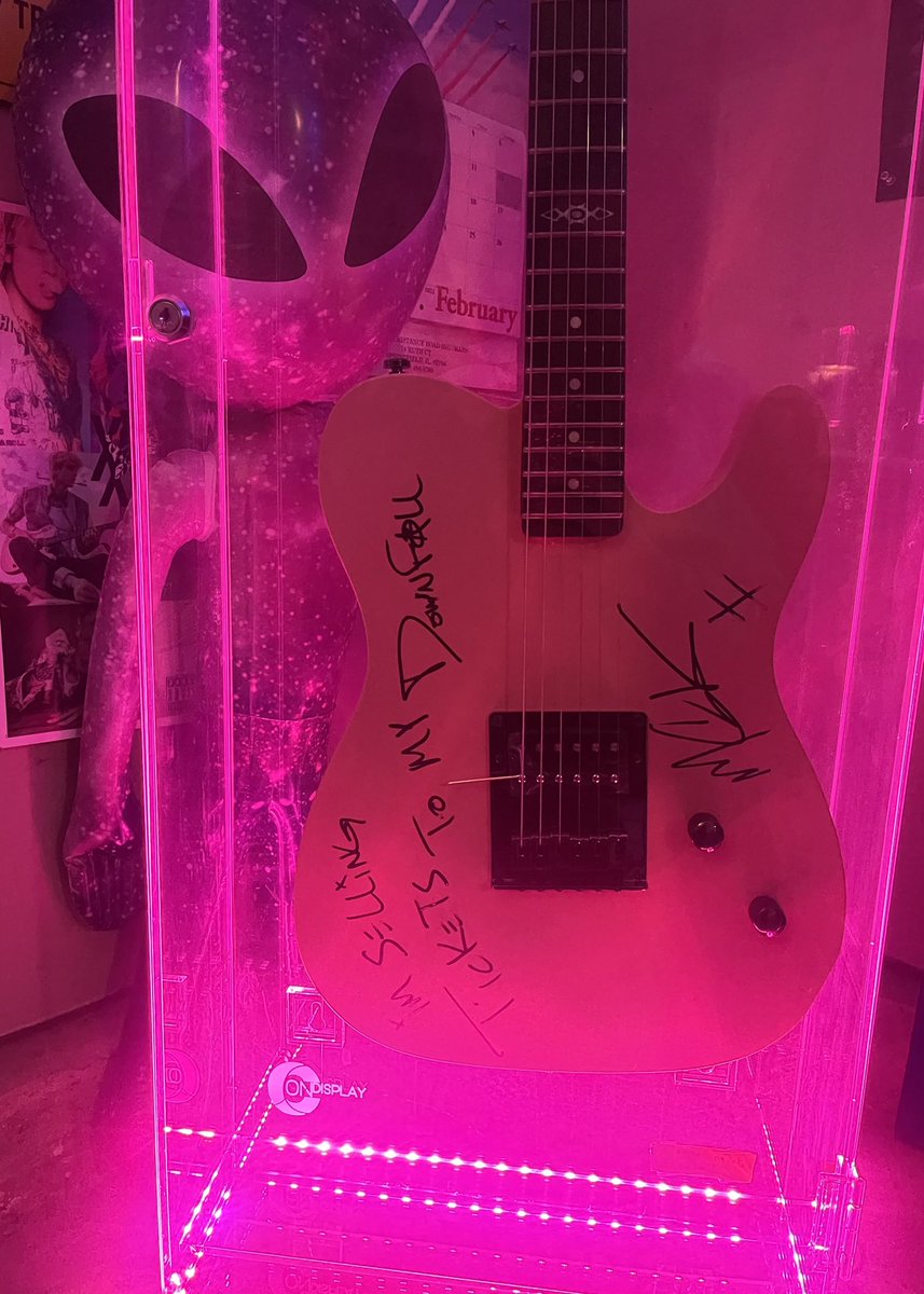 ChelseaCrow422's tweet photo. Currently rooting for MGK 🤘🏻@machinegunkelly @RecordingAcad @AwardShowUpdate 
#GRAMMYs #Club27 #letsgo #Grammys2023 #mgkguitar #myman #rock #bornwithhorns #ticketstomydownfall #lifeinpink #tattoo #EMOgirl https://t.co/OYd8QIF7RR