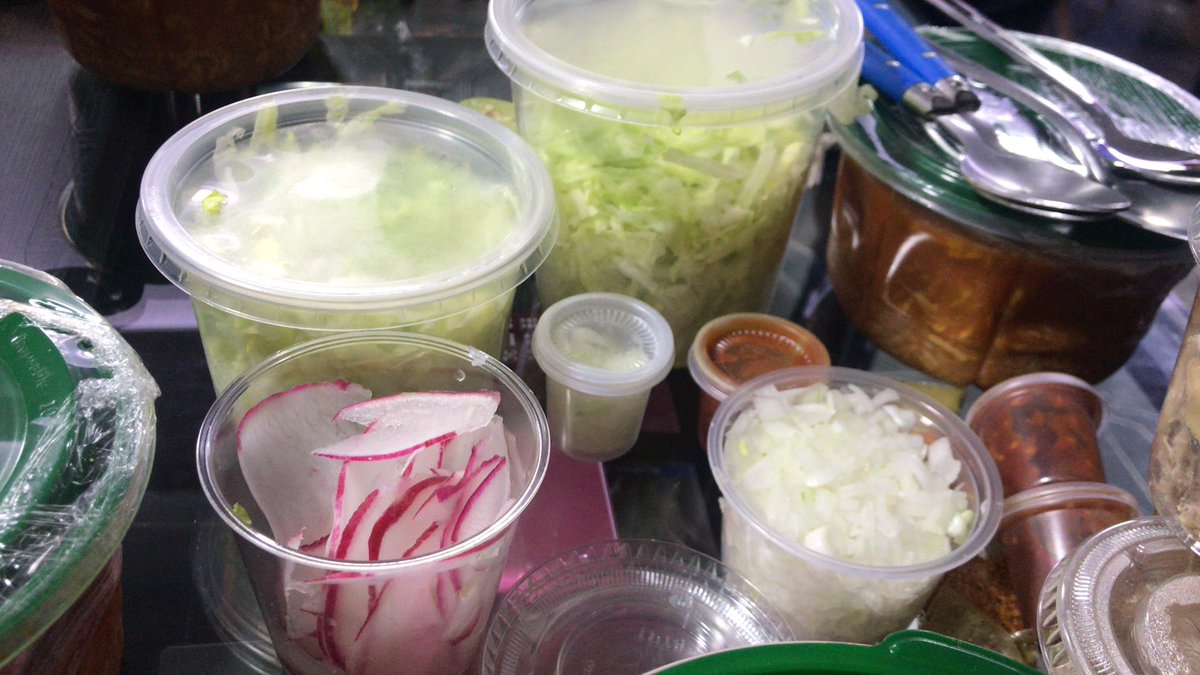 taogames's tweet photo. @LaCasaDeTonoMx no se para que hacen su check in si no mandan bien las cosas, no mandaron el bistec de los chilaquiles ni cubiertos. Pido 6 pozoles y enserio eso es lo que mandan de verdura. https://t.co/TY38s6jQNo