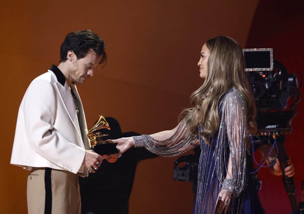 hsmmultimedia's tweet photo. Jennifer Lopez entregándole su #GRAMMYs a Harry! https://t.co/ve1mYyWefw