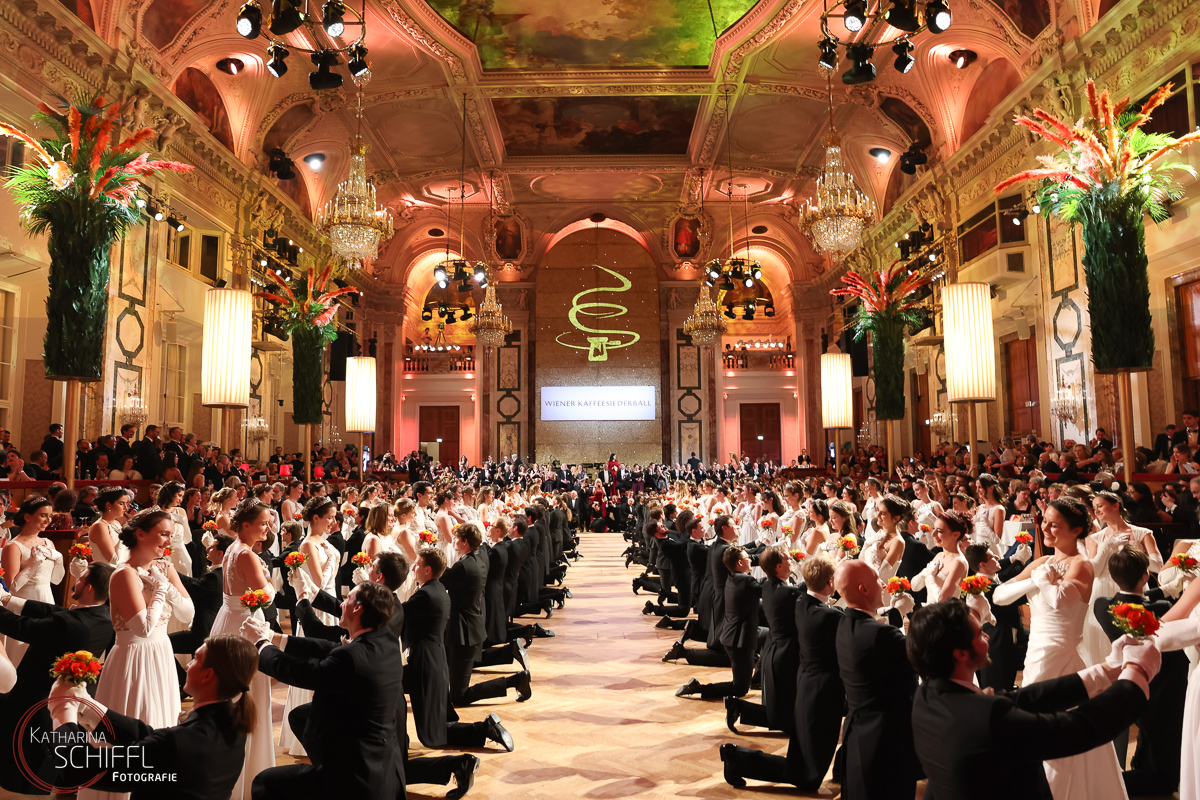 kschiffl's tweet photo. Wiener Kaffeesiederball 2023 in der Hofburg Vienna - und ich durfte wieder fotografisch behilflich sein 🤩.
DANK dem Klub der Wiener Kaffeehausbesitzer und dem künstlerischen Leiter Christof Cremer TRAUMBALL 😍!

https://t.co/Dv2Vf4VXQ1 https://t.co/oBwALneO1o