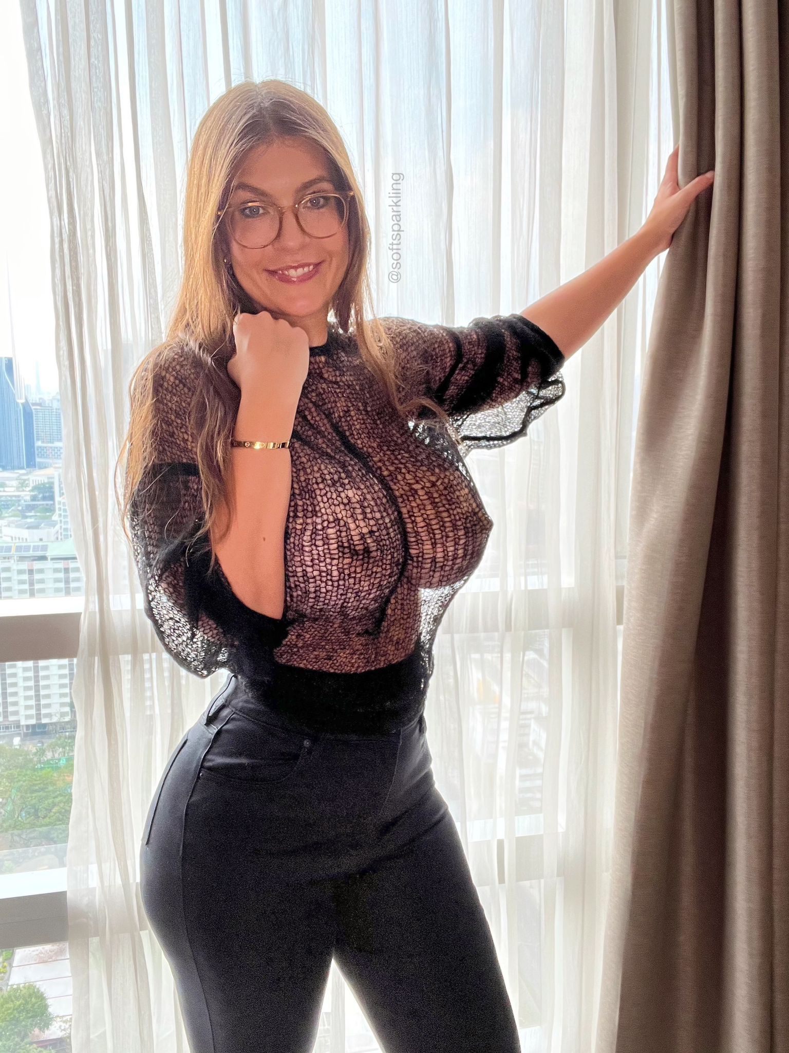 Liesa na platformě X: „Let me just move the curtain for you :)  t.coZrbSP1wMGs“  X