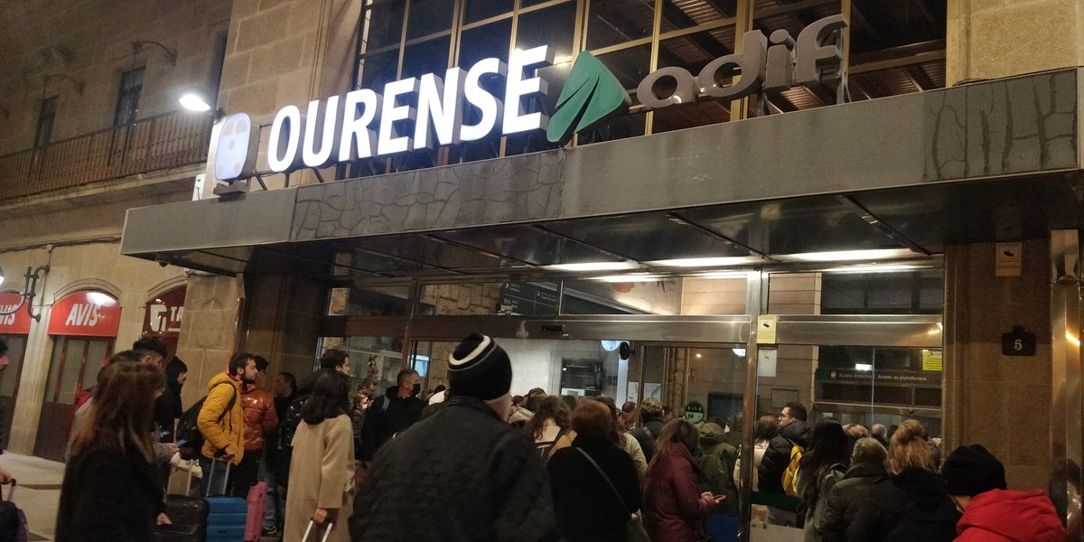 Nopy99's tweet photo. Así empiezan la mañana cientos de trabajadores y estudiantes gallegos que utilizan el tren de Media Distancia con @Renfe y @Adif_es Sin servicio y sin información.
@lavozdegalicia @Farodevigo @ave_galicia @PerderTren https://t.co/gtNp5AitNb