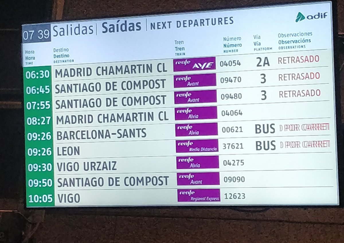 Nopy99's tweet photo. Así empiezan la mañana cientos de trabajadores y estudiantes gallegos que utilizan el tren de Media Distancia con @Renfe y @Adif_es Sin servicio y sin información.
@lavozdegalicia @Farodevigo @ave_galicia @PerderTren https://t.co/gtNp5AitNb