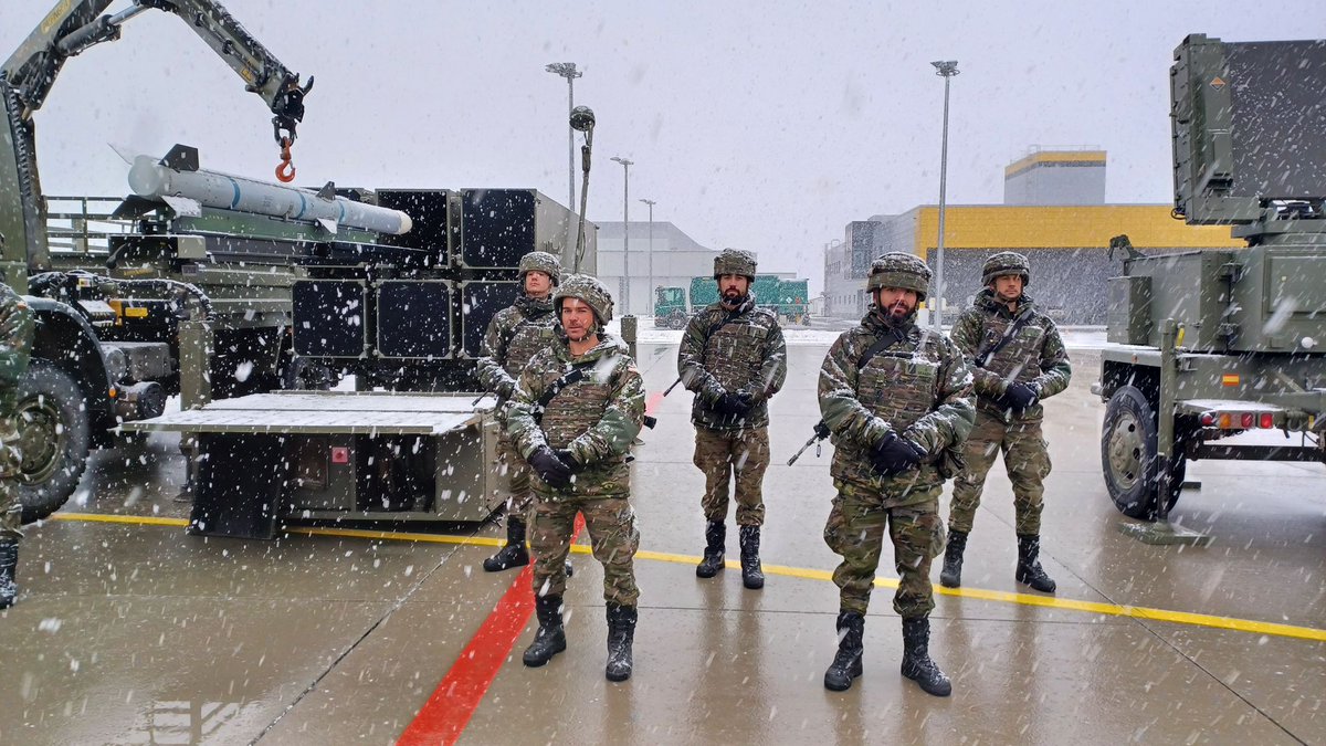 EMADmde's tweet image. La Ministra de Defensa LetonaLa visita la Unidad de Defensa Anti Aerea🇪🇸 #UDAA NASSAMS desplegada en 🇱🇻 en la Base Aérea de Lielvarde. Seguimos comprometidos con la defensa de nuestros aliados. @EjercitoTierra  #MOPS