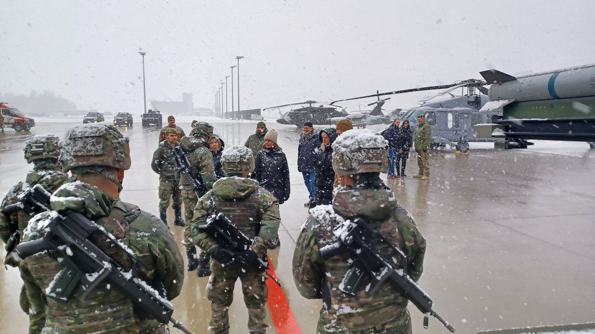 EMADmde's tweet image. La Ministra de Defensa LetonaLa visita la Unidad de Defensa Anti Aerea🇪🇸 #UDAA NASSAMS desplegada en 🇱🇻 en la Base Aérea de Lielvarde. Seguimos comprometidos con la defensa de nuestros aliados. @EjercitoTierra  #MOPS