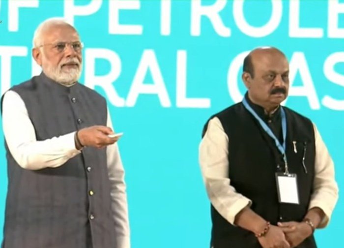 pandeyambarish's tweet image. - पीएम @narendramodi ने लॉन्च किया इंडोर सोलर कुकर
- @IndianOilcl का बनाया ये कुकर हाइब्रिड मोड में करेगा काम
- खिली धूप में सौर ऊर्जा से और धूप नहीं होने पर ग्रिड से लेगा ऊर्जा
- माने 24*7 चलेगा कुकर

#SolarCookTop
@ZeeBusiness @PetroleumMin