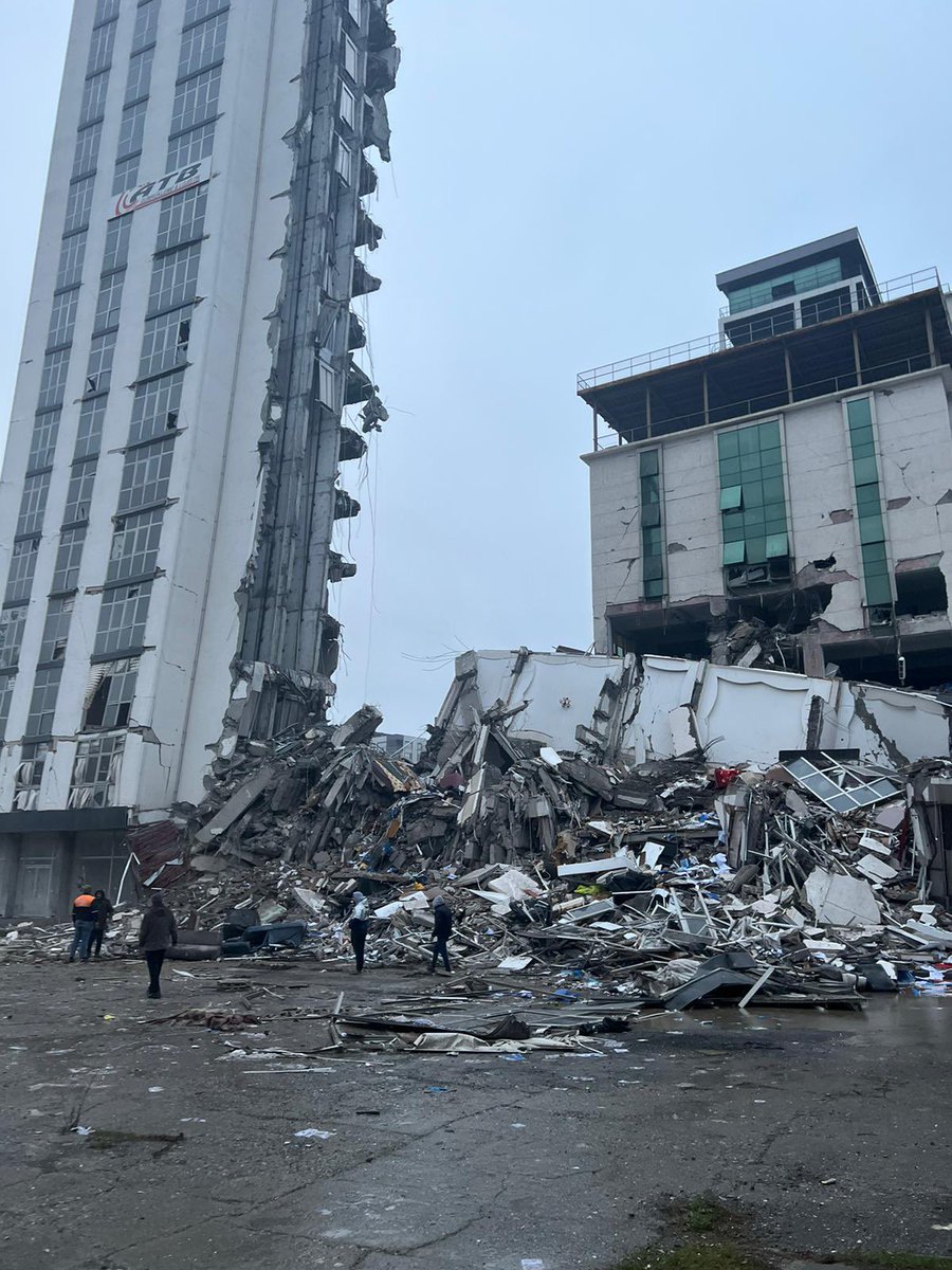 İskenderun Ramada Oteli’nin yanında yıkılan bina altında kurtarılmayı bekleyen vatandaşlarımız var. Muhammed Kaplan onlardan biri. Ekiplerimiz bir an evvel ulaşır inş. İskenderun’da yıkım büyük. #iskenderun #AFAD #YARDIM #AHBAP