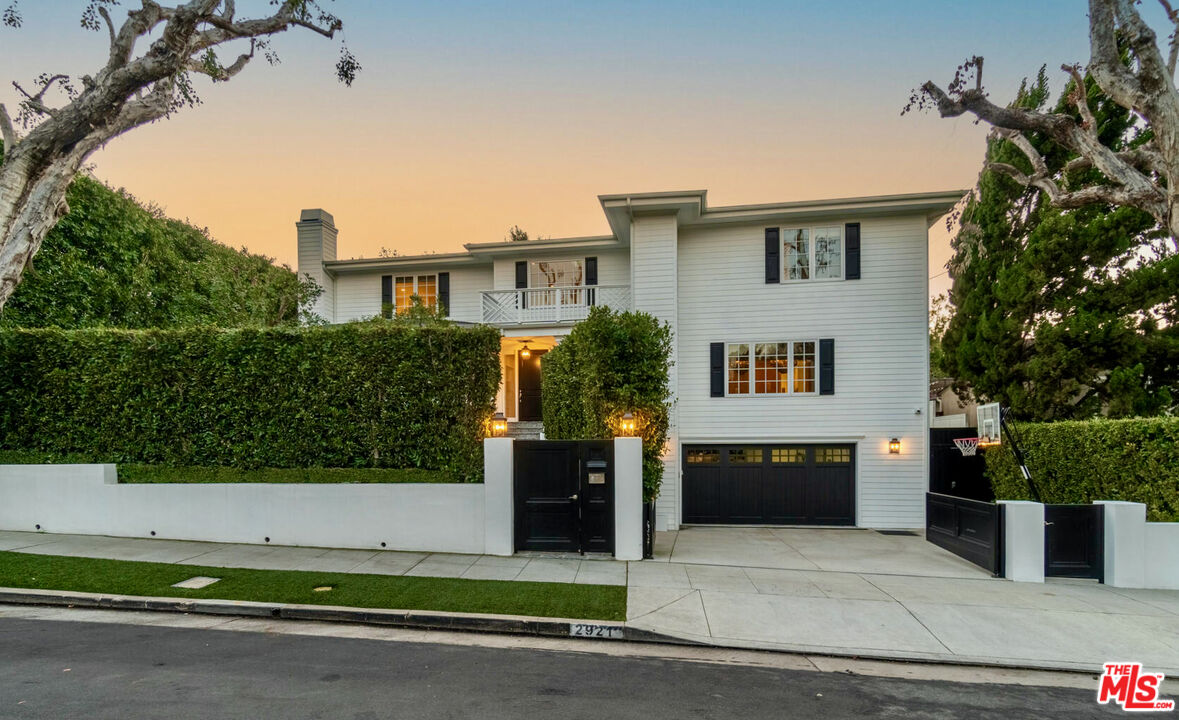 RoryPosin's tweet photo. New Listing! $5,395,000.00, 5BR, 5BA, 2921 Haddington Dr, Los Angeles, CA 90064, Full Details https://t.co/NRT20VfizA https://t.co/yRUUDgqj21