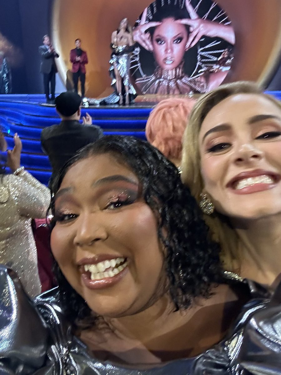 Pop Tingz on Twitter "Adele and Lizzo take a selfie with Beyoncé as