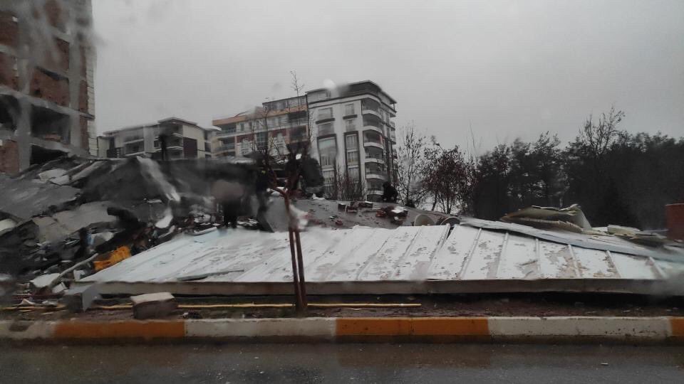 bina bu halde insanlar kendileri çıkarmaya çalışıyor enkaz altındakileri annemin üstünde demir var çıkaramıyolar nolur afad gelebilir mi nolur yardım edin #AFAD #afaddeprem #adıyaman