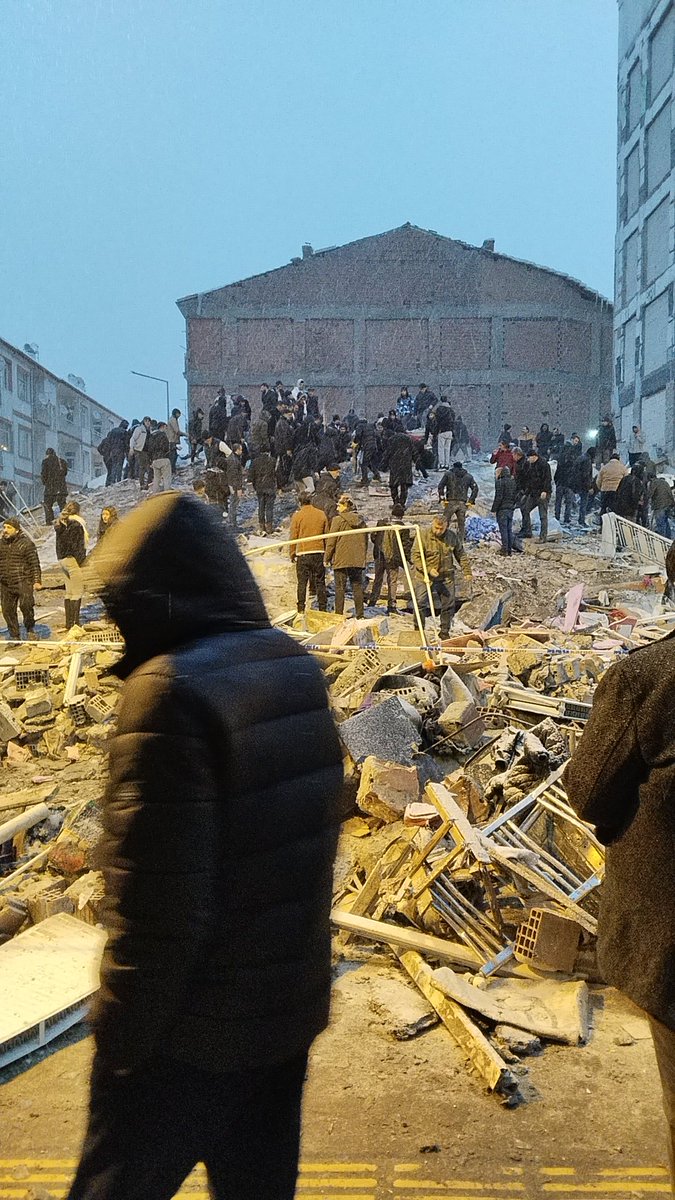 serdarkarakus's tweet photo. Malatya Temelli Caddesi enkaz altında kalanlar için çalışmalar vatandaşların desteği ile devam ediyor #malatyadeprem https://t.co/eNmmdet7R1