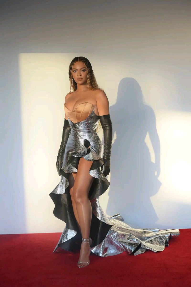 BeyhiveCameroon's tweet photo. @Beyonce détient le plus grand record de l'histoire des Grammys Awards avec 32 récompenses .

Cette nuit, Queen B à remporté 4 prix 🏆 https://t.co/gDBvCKStvo