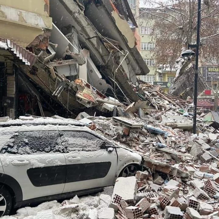 serdarkarakus's tweet photo. Gün aydınlanmaya başlayınca depremin yarattığı hasar ortaya çıkmaya başladı. https://t.co/TbzQ7hbrJe
