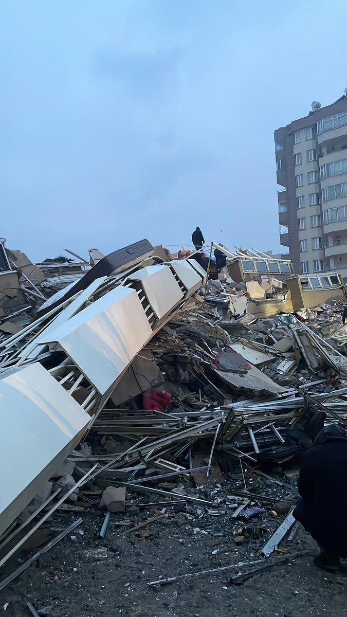 saatler oldu hala afad ekibi itfaye hicbir şey yok arkadaşlarımızı çağırıyoruz yardım için lütfen gelin kazma demir kesici lazım yaklaşık 20 kişi çıktı burdan yardıma ihtiyacımız var KAHRAMANMARAŞ BİNEVLER PENTA PARK 3 #Kahramanmaras #deprem #yardımedin