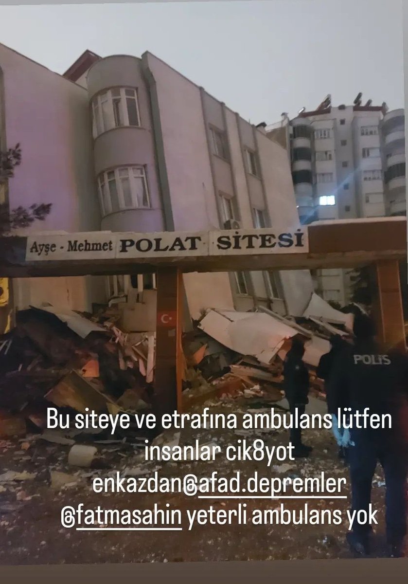 nidaevgi's tweet photo. Acil yardım gerekiyor. Hava çok soğuk. Yiyecek, giyecek ne varsa burda yardım eden arkadaşlarımıza lazım. Nolursunuz yardımcı olun. İbrahimli ayşe polat sitesi.  @GundemiAntep27 #ACİL #deprem #DEPREMOLDU #Gaziantep #AFAD #kizilay #afaddeprem #ENKAZALTİNDAYİM @haluklevent  @ahbap https://t.co/IITmIbC0SL