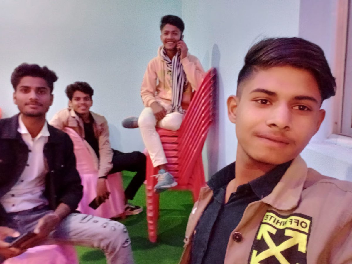 Masti with friends 😁💕
.
.
#shotonoppo 
.
#friends #HappySunday