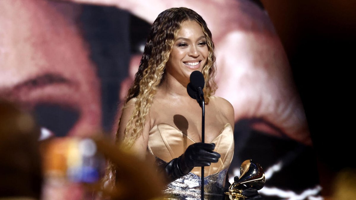 France24_fr's tweet photo. Beyoncé devient l’artiste la plus récompensée de l’histoire des Grammy Awards https://t.co/jl9ljbcxlt https://t.co/RQPzpSQYVF