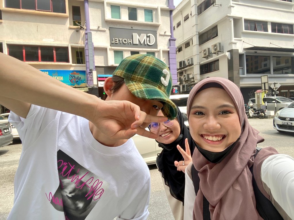 bumped into Hanbin before concert #GrandwaveinKL 🇲🇾 started 🥹
still cannot move on ya 😆