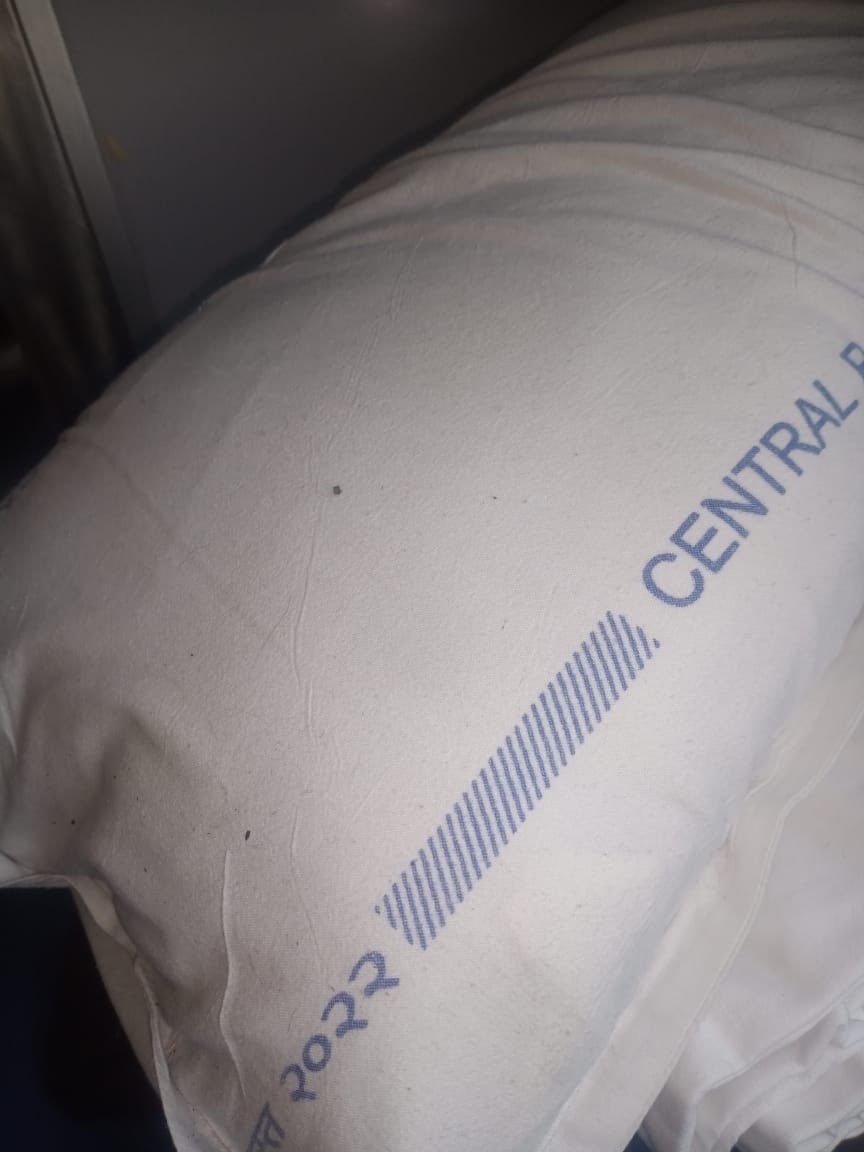 Anshuman0609's tweet photo. @RailwaySeva @CPRONCR @IRCTCofficial @AshwiniVaishnaw @RailMinIndia i travelling from banarshi to jabalpur and i got unwashed pillows. These pillows cover doesn’t come in cover too. Please collect these pillows and provide me clean pillows. https://t.co/kjlcjaQg9q