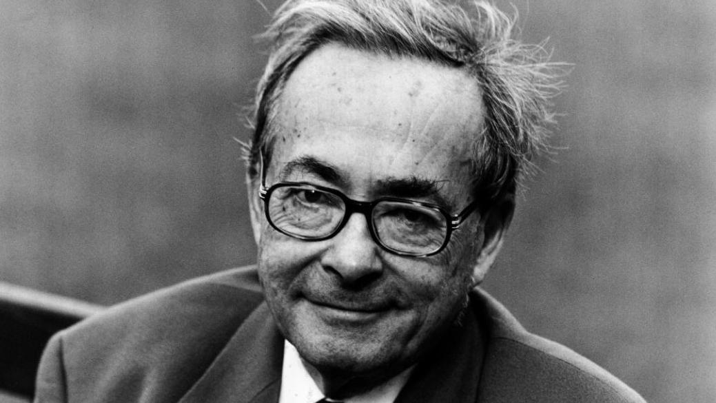 "El mayor privilegio, la mayor libertad, es no tener nunca miedo de equivocarse".

(George Steiner)