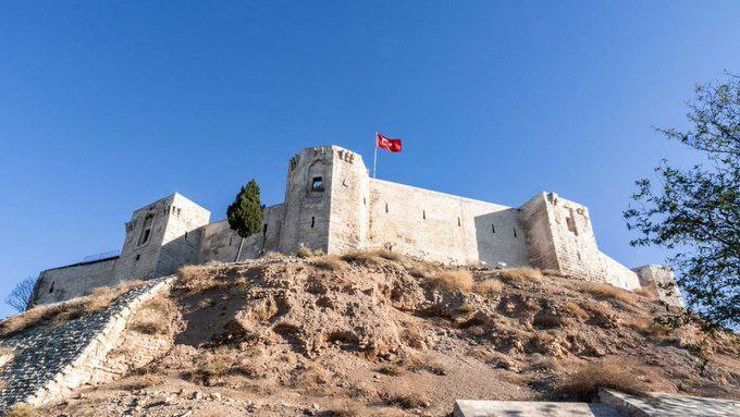 TheNewsSpark's tweet photo. ❗🇹🇷 The Gaziantep Castle, which was built more than 2,200 years ago, collapsed during the earthquake.

#Turkey #TurkeyEarthquake #earthquake #BreakingNews  #deprem #Syria https://t.co/PtCVgCqA3Y