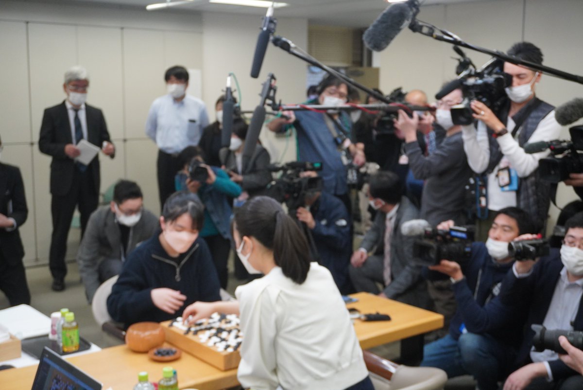 mainichi_igo's tweet photo. 仲邑菫三段が女流棋聖戦三番勝負第３局で、上野愛咲美女流棋聖に勝ち、２勝１敗として史上最年少の１３歳１１カ月でタイトルを獲得しました。仲邑三段は「（昨年の）扇興杯で負���た時はもうチャンスは来ないかなと思ったんですけど、頑張っていれば結果は出るのかなと思いました」と��しました。 https://t.co/ybZn3bmOtW