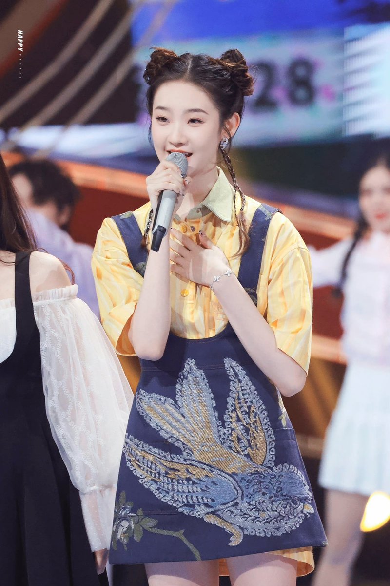 ZhangYiFan Thailand on Twitter "230205 Hunan TV Lantern Festival Gala