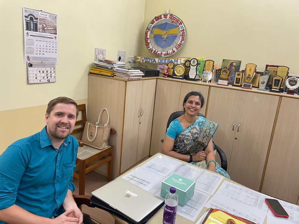 NordicCtrIndia's tweet photo. Dr. Knut Aukland #ncimember @OsloMet presented 'Religious education and democracy: European attempts to battle communalisation through teaching about religions' to around students of Education @SXC_Kol and discussed cooperation with Vice Principal, Dr. Charlotte Simpson-Veigas! https://t.co/RTik1vQ3Rq