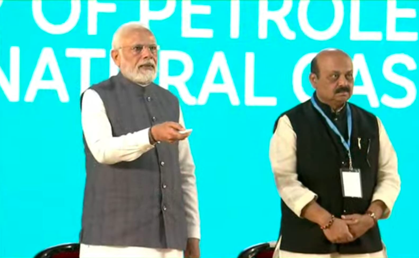 HPCL's tweet image. Hon’ble Prime Minister, Shri Narendra Modi dedicates double burner #solarcooktop to the Nation as a permanent, clean &amp;amp; effective solution to home cooking needs

#IndiaEnergyWeek 
@narendramodi  @PetroleumMin @Rameswar_Teli
@PetroleumMin @Secretary_MoPNG @IndiaEnergyWeek